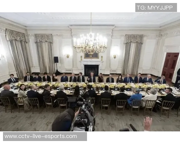 C罗身着西装出席白宫晚宴与美国防长亲密合影引发热议