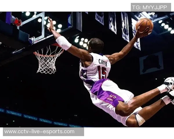 他以2米36的惊人高度轻松扣篮创下美国大学篮球历史新纪录